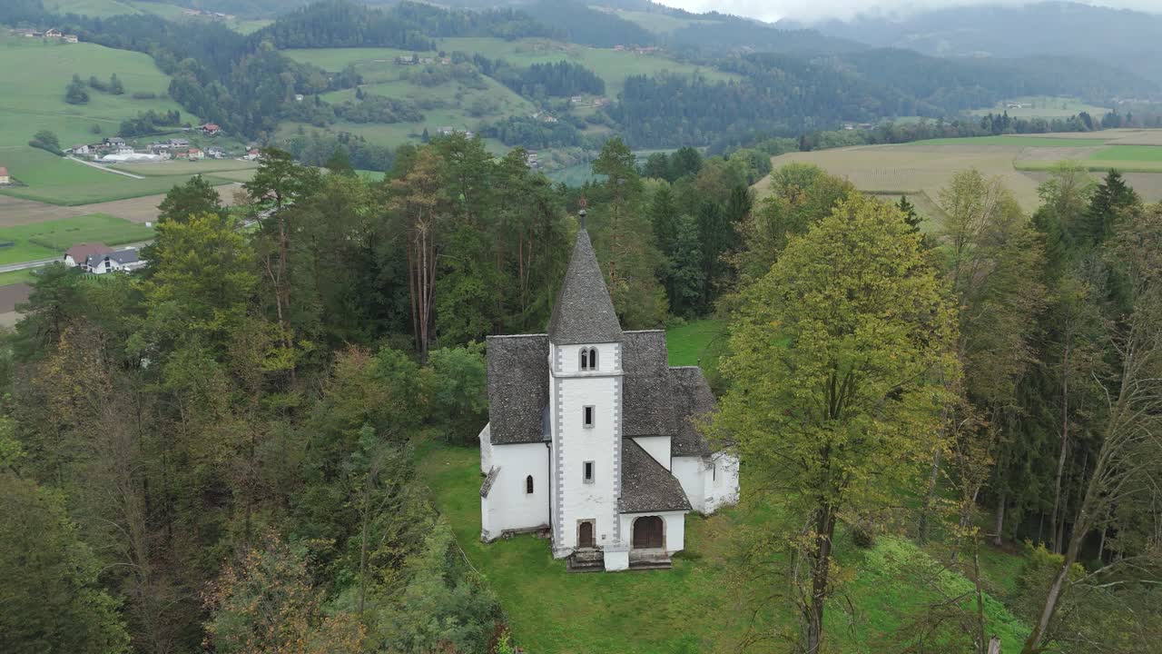 Marienkirche in Vuzenica, Slowenien – Drohnenaufnahme.