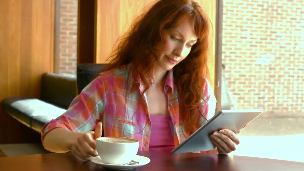 mujer relajada usando su tableta pc