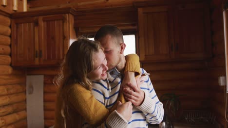 pareja caucásica pasando el tiempo en casa juntos, mirando por la ventana