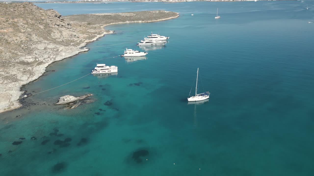 barcos de vela en la isla de paros