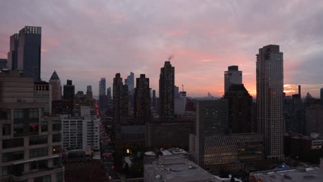 Wolkenkratzer-In-New-York-City-Am-Lincoln-Square,-Schwenkaufnahme-Bei-Sonnenuntergang