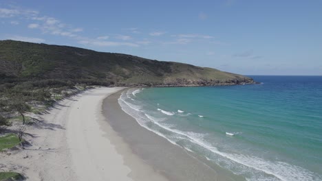 Wreck-Beach---White-Sand-Beach-With-Turquoise-Ocean-In-Great-Keppel-Island,-Queensland,-Australia---aerial-pullback