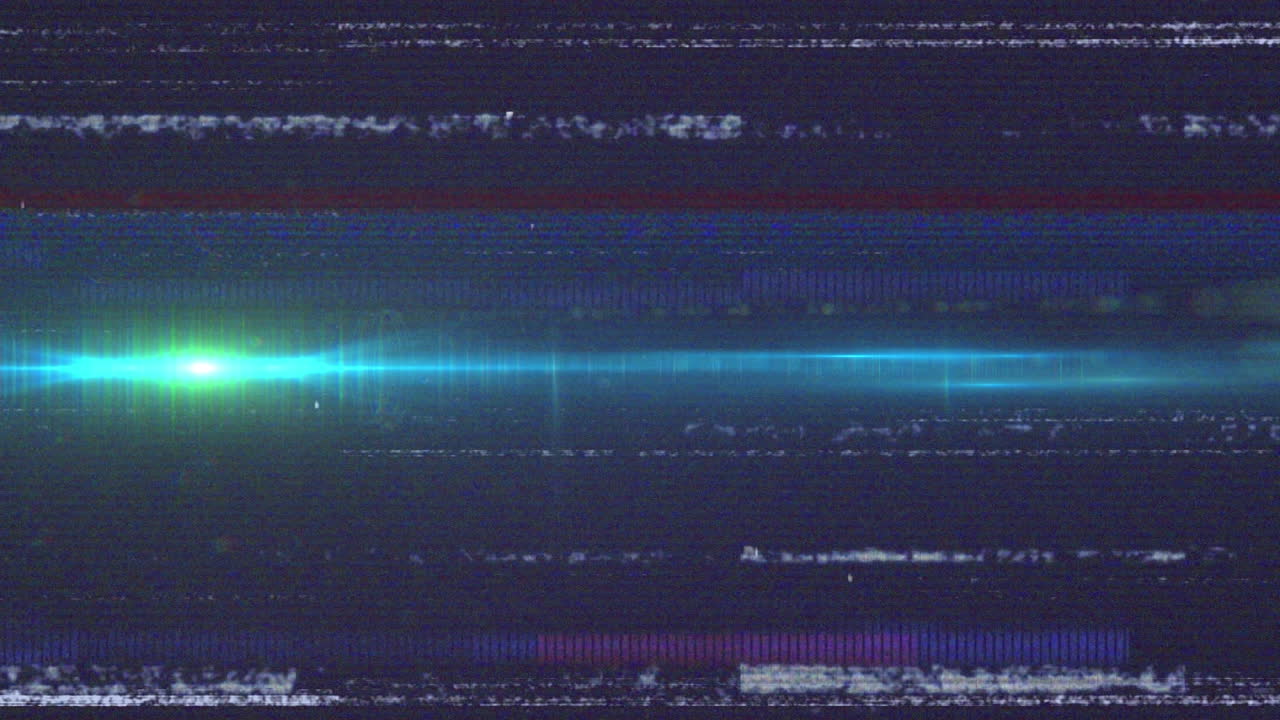 animación del efecto de falla de vhs sobre el punto de luz verde que se mueve contra un fondo azul