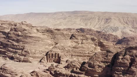 Monasterio-De-Petra-Jordania-Drone-Antena-Establecer-La-Historia-De-Oriente-Medio-Beduinos-Jordanos-Wadi-Rum-Turistas-Camellos-Burro-Plano-General