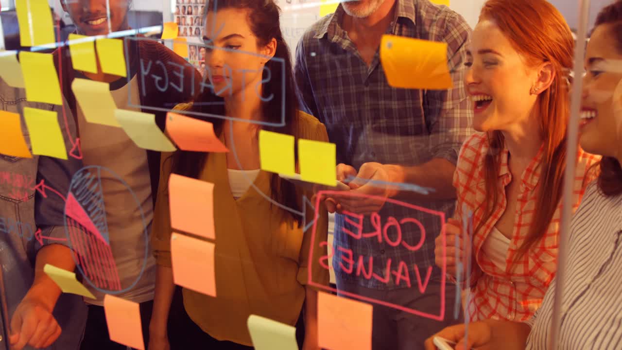 colegas de negocios discutiendo sobre notas adhesivas