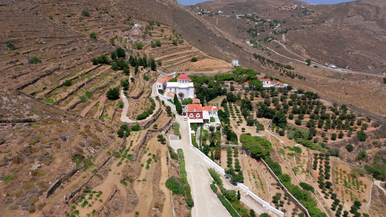 aerial: volando sobre el monasterio de santa bárbara en ermoupoli ciudad de la isla de siros, grecia