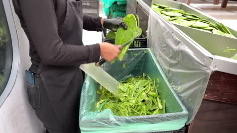 Zeitlupenaufnahme-Einer-Person,-Die-Im-Supermarkt-Menschen-Schneidet