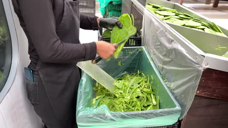 toma en cámara lenta de la persona que corta a la gente en el supermercado