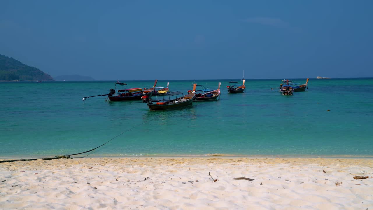 famosos, tradicionales e icónicos barcos tailandeses de cola larga en una playa de arena vacía en la remota isla koh lipe en tailandia, cerca de la frontera con malasia