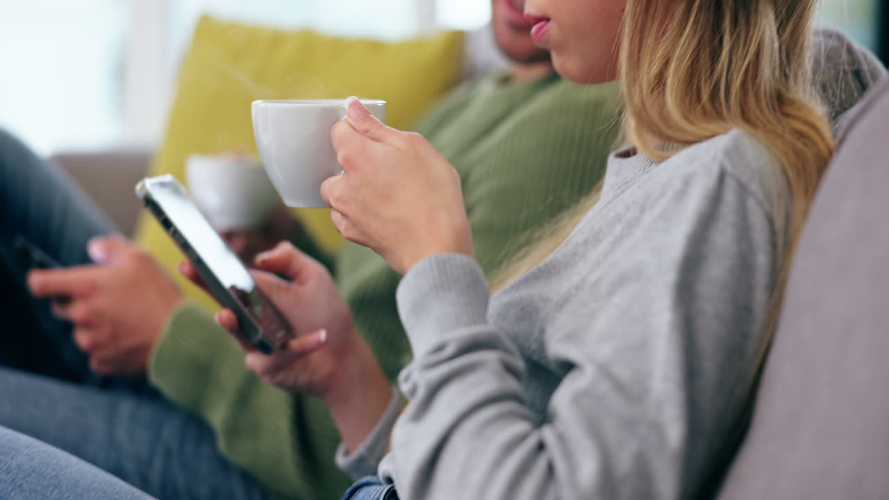 휴식, 전화 및 커피 부부의 손으로