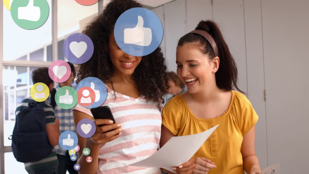 Dos chicas e iconos de redes sociales en movimiento