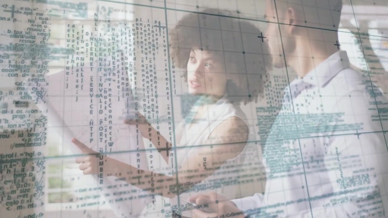 Donna che indica un piano per avviare una revisione tecnologica, mentre il team consulta un dispositivo e una griglia di codice si sovrappone e si sposta.