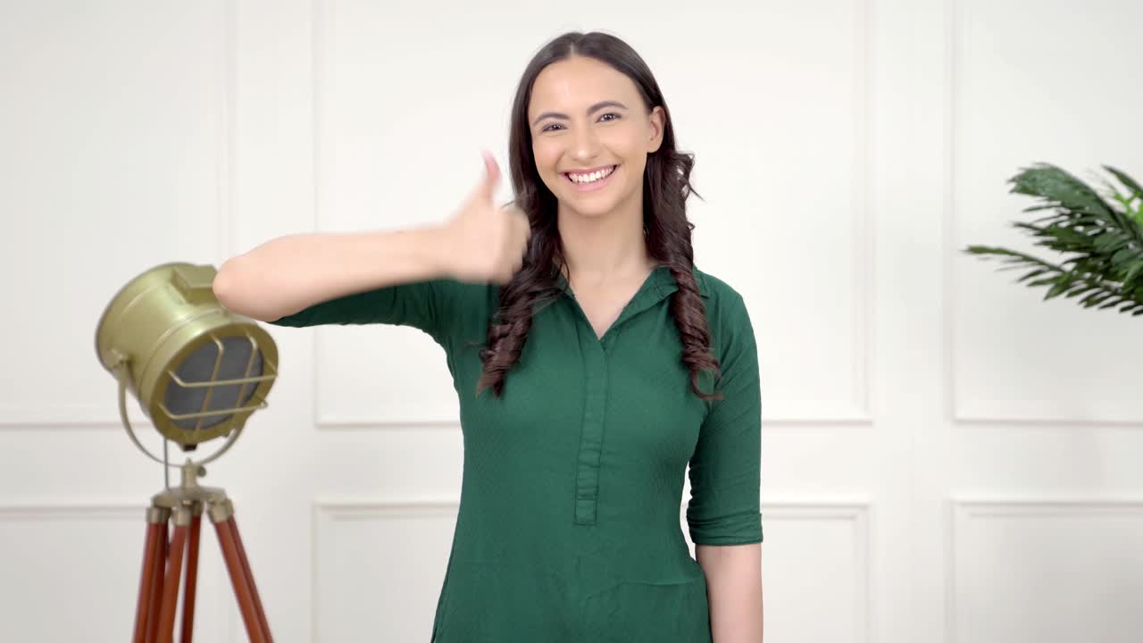 mujer india mostrando los pulgares hacia arriba