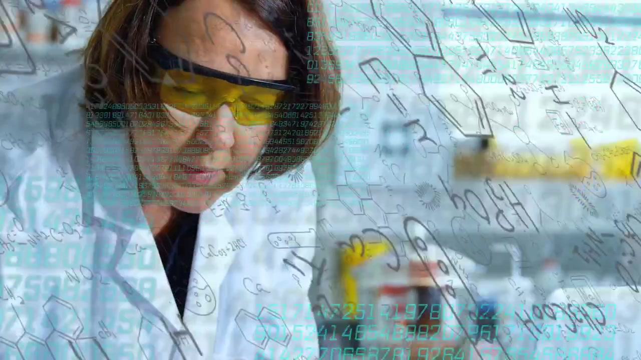 Ricercatore di laboratorio chinato sul banco che analizza un campione, con overlay che scorrono mostrando dati di laboratorio.