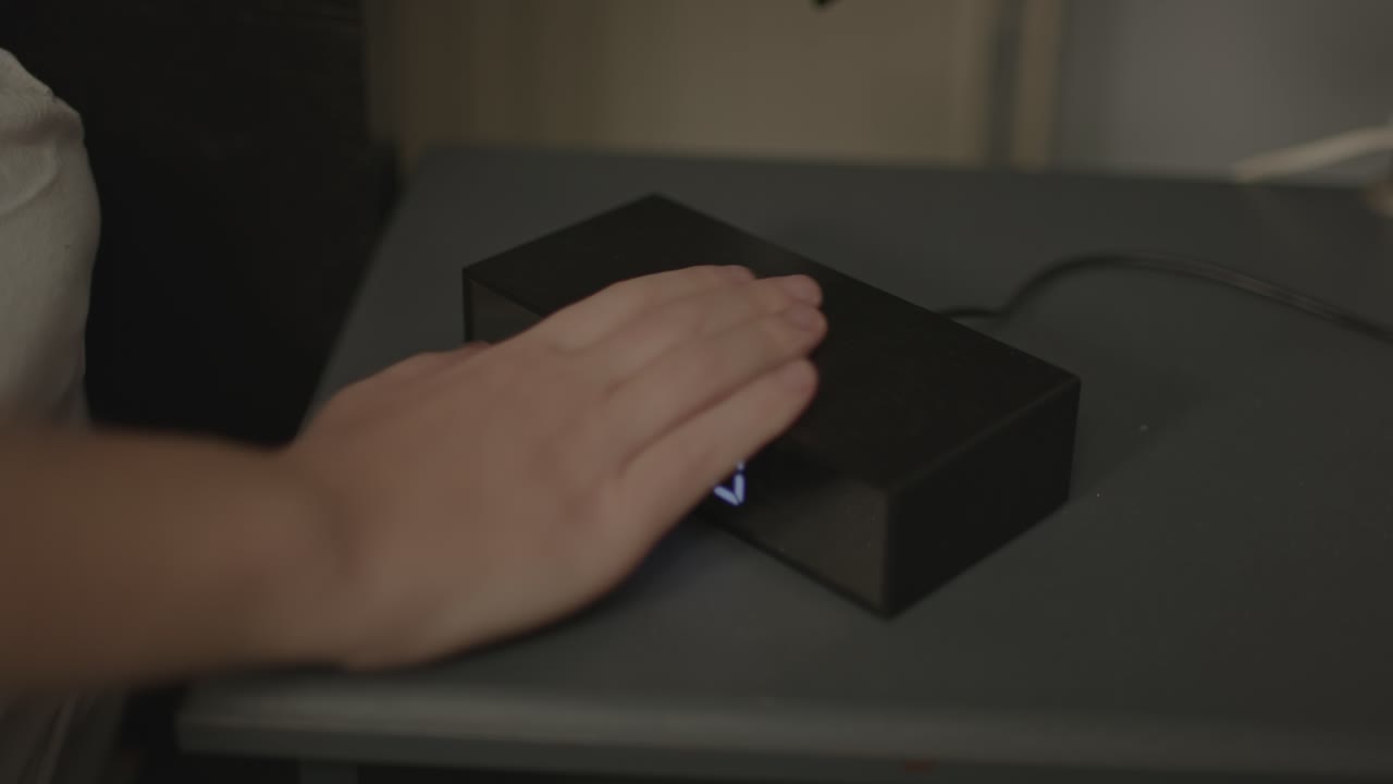 el reloj de alarma se vuelve a las 6:30 de la mañana, una mujer toca el reloj y apaga la alarma