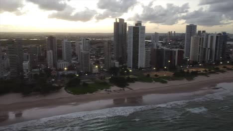 Drohnenschwenk-über-Den-Strand-Von-Boa-Viagem-Im-Nordosten-Brasiliens