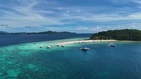 impresionante playa de una isla tropical con barcos y gente