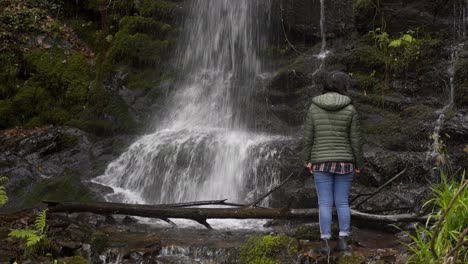 Mujer-Viajera-En-Una-Cascada-En-Gondramaz,-Portugal