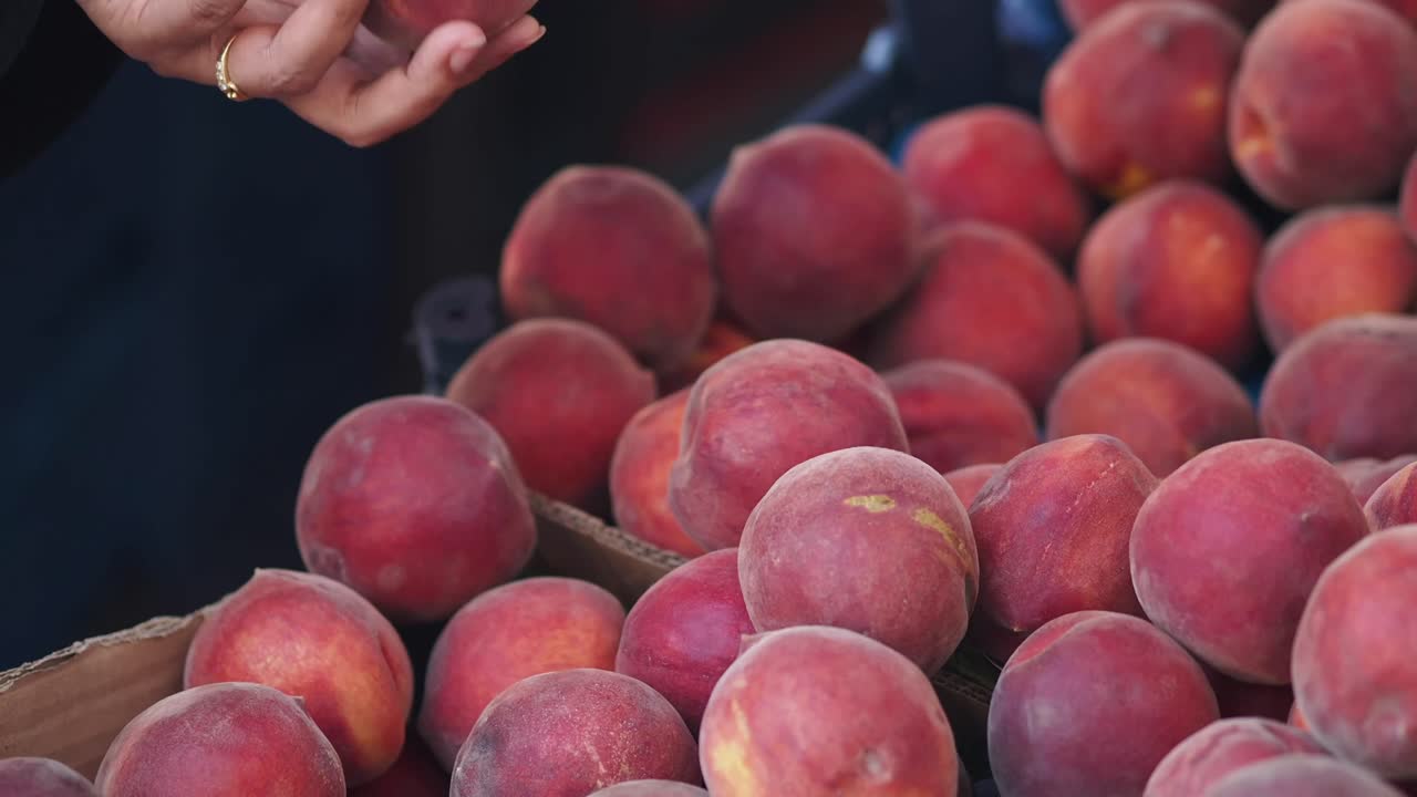 Pila di pesche fresche