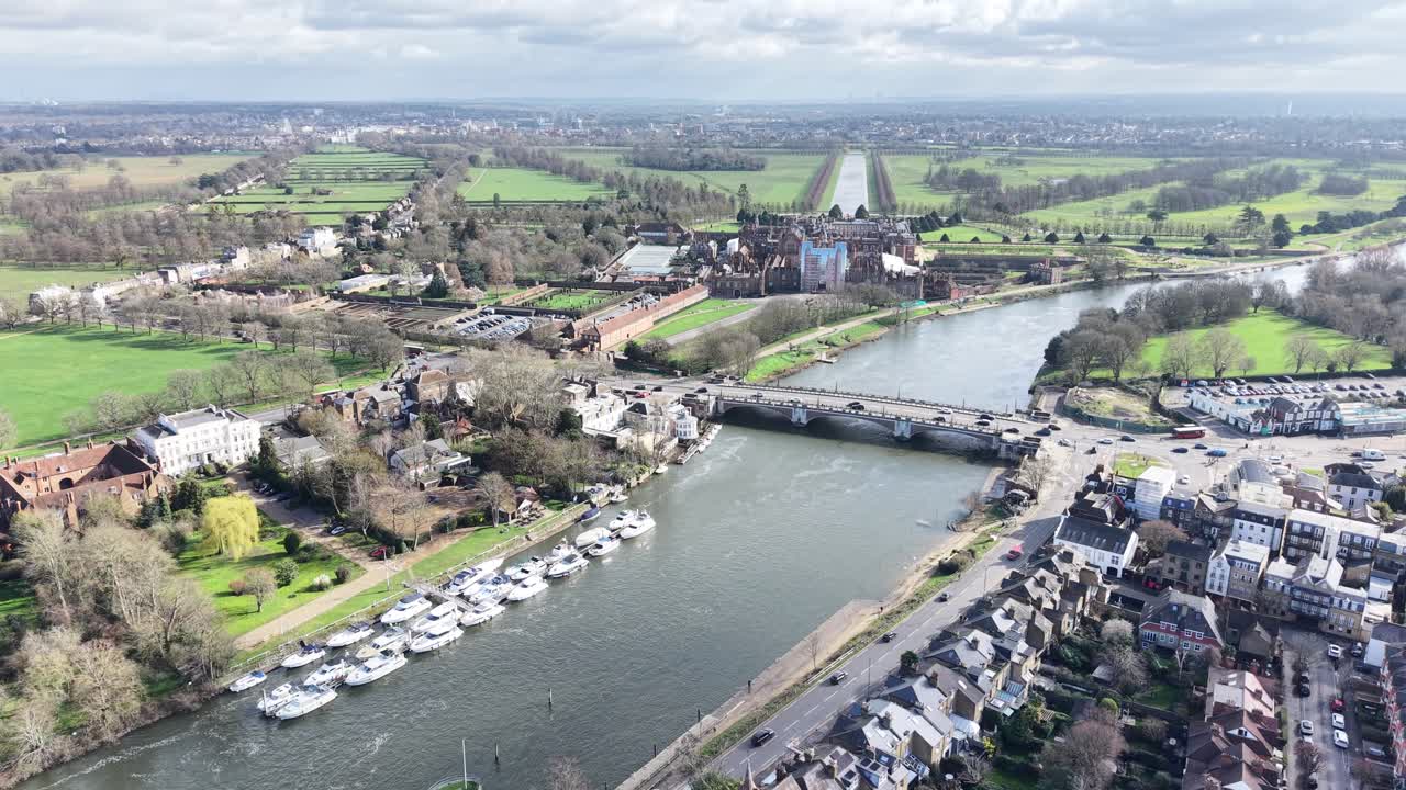 Ponte stradale di Hampton Court sul Tamigi, Surrey, Regno Unito, ripresa aerea da drone, dall'alto.