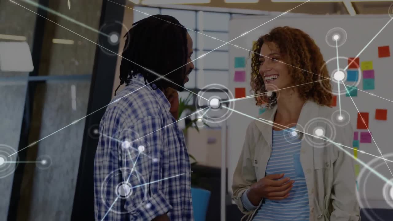animación de una red de conexiones contra hombres y mujeres diversos que discuten en la oficina