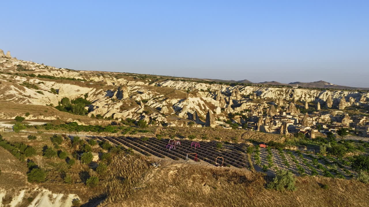 göreme turquía aérea v68 vista panorámica del paisaje del amanecer, drones volando alrededor del campo de la meseta capturando espectaculares formaciones rocosas y globos aerostáticos en el cielo - filmado con cine mavic 3 - julio de 2022