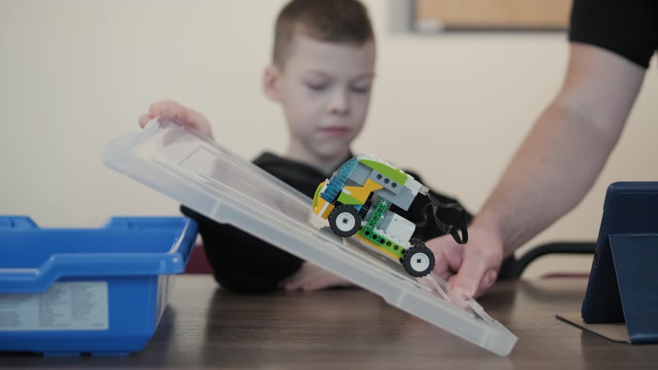 niños sonrientes y felices divirtiéndose en el taller