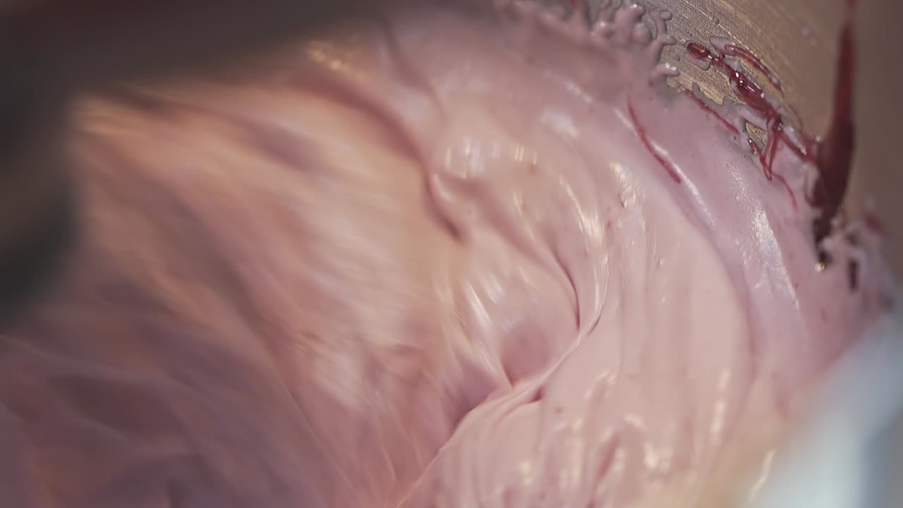 электрический миксер для приготовления пищи заканчивает приготовление крема для пирогов