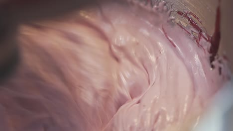 el mezclador de cocina eléctrico termina de preparar la crema del pastel
