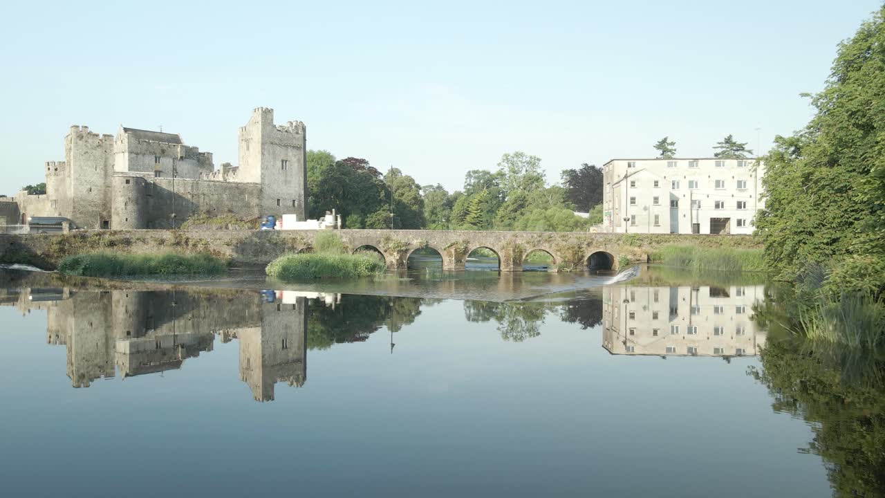 In volo verso il Ponte sul fiume Suir vicino al Castello di Cahir nella Contea di Tipperary, Irlanda