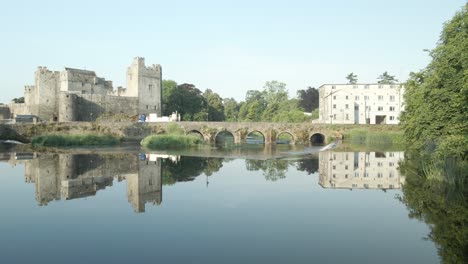 Volando-Hacia-El-Puente-Del-Río-Suir-Cerca-Del-Castillo-De-Cahir-En-El-Condado-De-Tipperary,-Irlanda