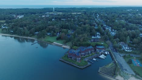 Luftdrohnenaufnahme-Von-Orient-Greenport-North-Fork-Long-Island-New-York-Vor-Sonnenaufgang-Mit-Fähre-Und-Häusern