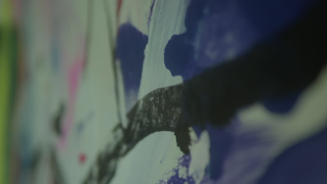 캔버스에 파란색과 검은색의 스트로크를 가진 추상적인 그림의 클로즈업