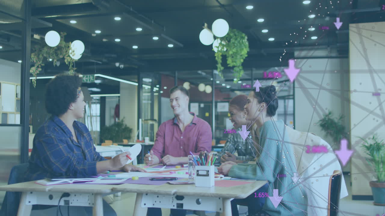 animación de iconos de medios sobre diversas personas de negocios que trabajan en la oficina