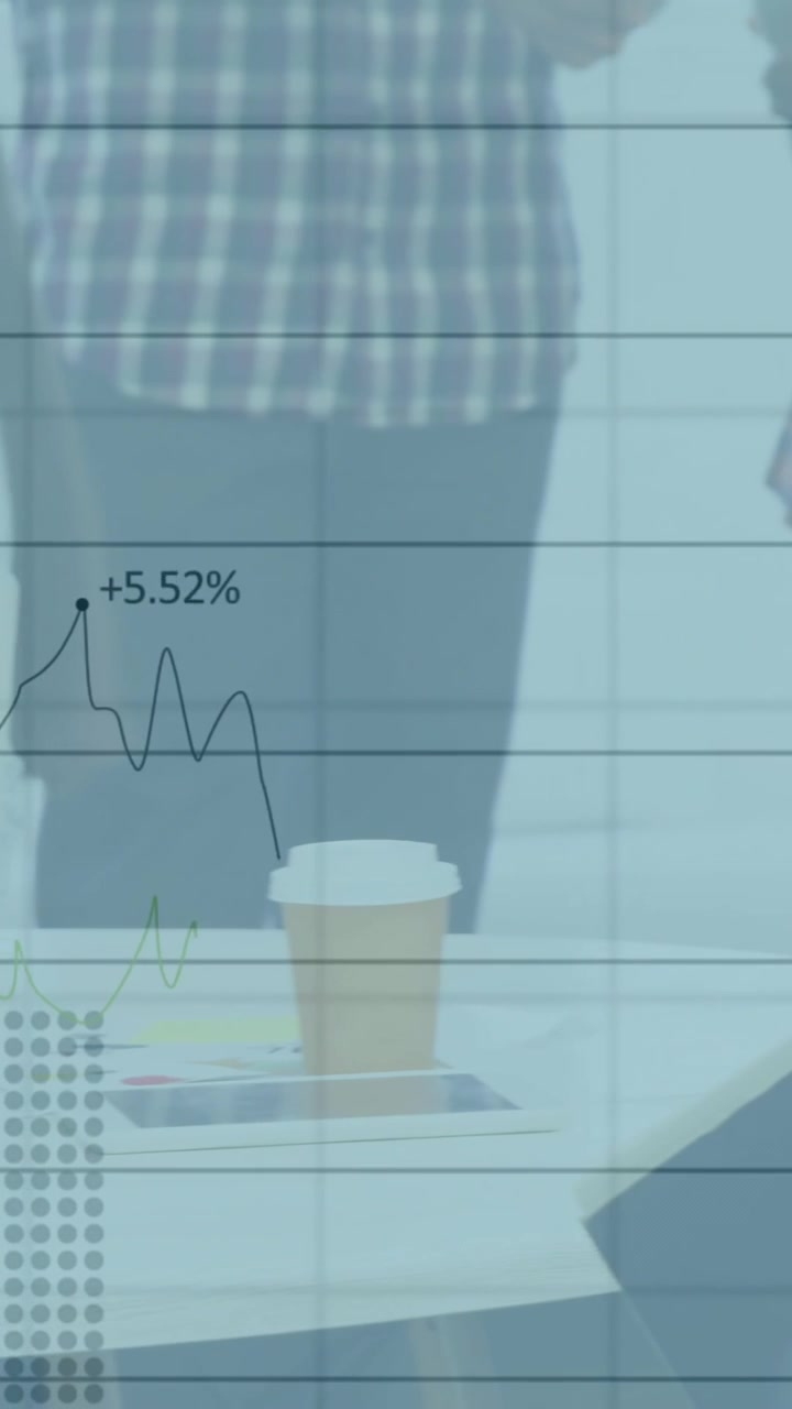 Animazione dell'elaborazione dei dati finanziari su diversi uomini d'affari in ufficio