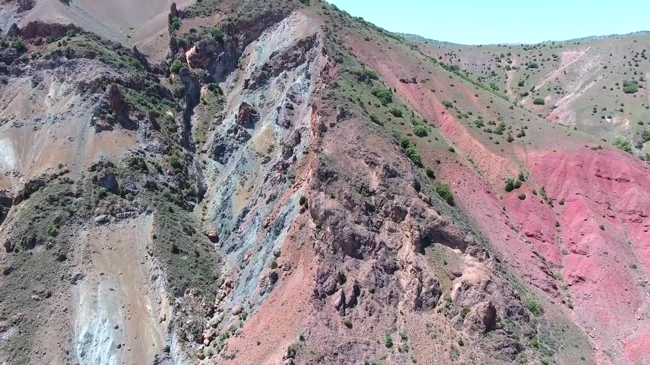 Vista aerea di una catena montuosa colorata e valle