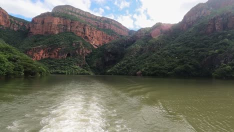 Safari-Panorámico-En-Barco-Por-África-En-El-Cañón-Del-Río-Blyde,-Debajo-De-Un-Espectacular-Paisaje-Montañoso