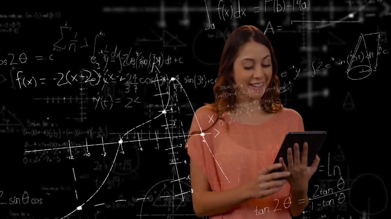 animación de una mujer de negocios caucásica sobre ecuaciones matemáticas en fondo negro