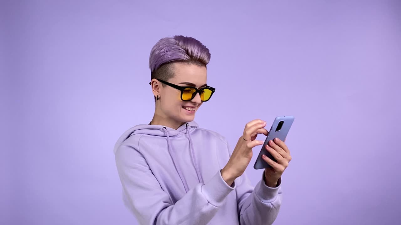 Young woman surprising to find funny memo, laughing, using smartphone