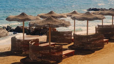 sombrillas en la playa