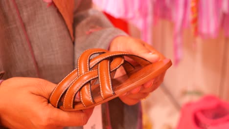 mujer con sandalias de cuero marrón