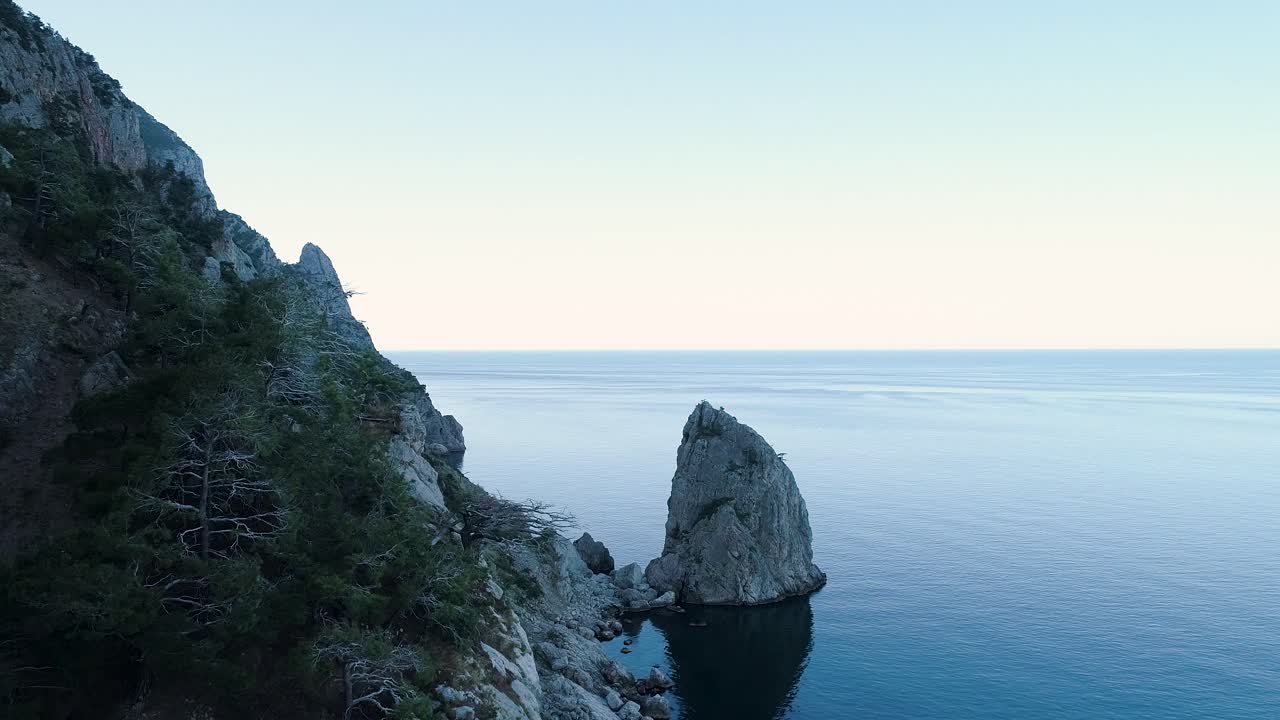 widok wybrzeża z skalistym wybrzeżem