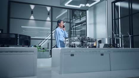 mujer ingeniera hablando por teléfono en la oficina de tecnología moderna