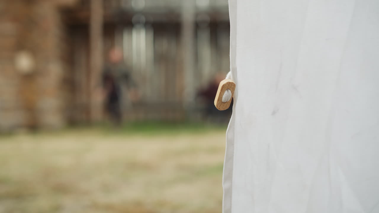 중세 정착지의 마당 에  ⁇  텐트 가 서 있다