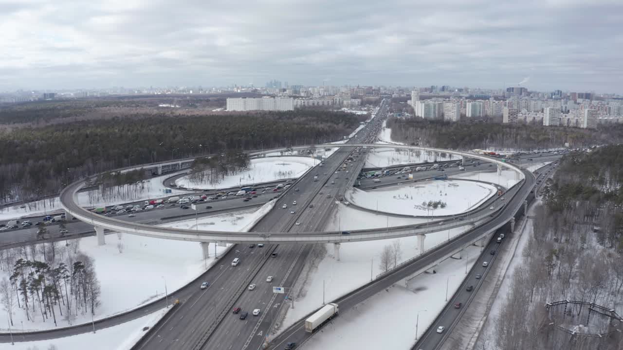 пейзаж с движением на пересечении кольцевой дороги в солнечный зимний день.