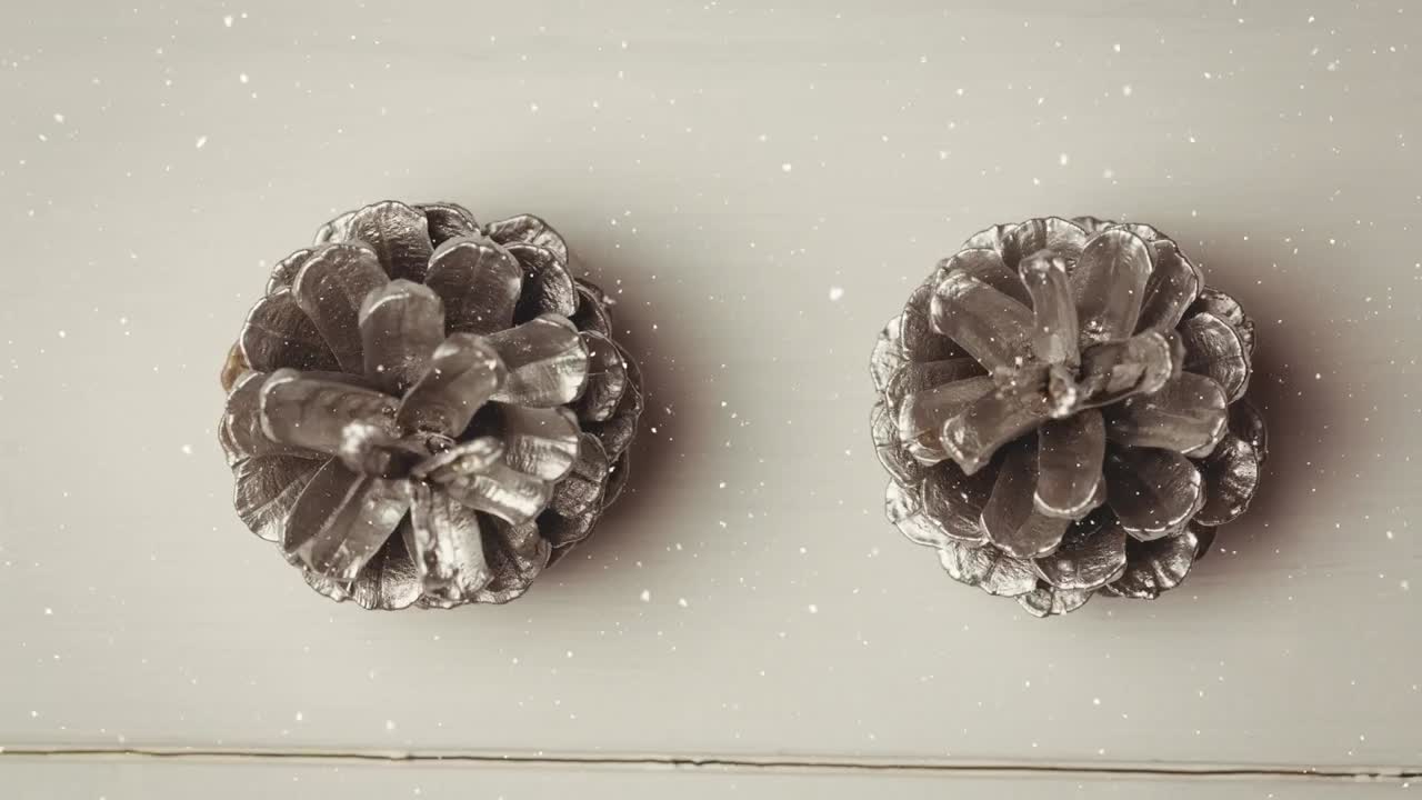 animación de la nieve cayendo sobre las decoraciones de navidad