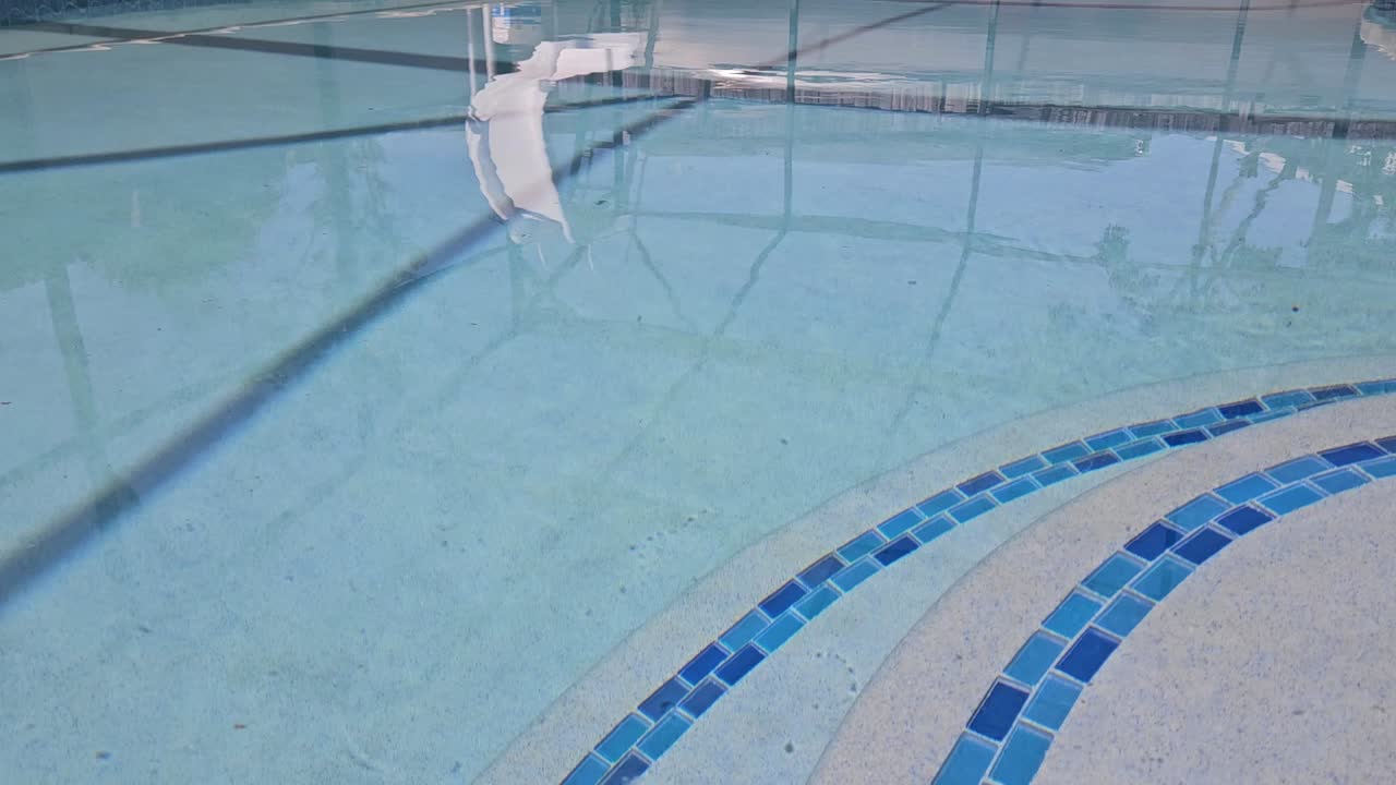 fotografía estática de escalones de la piscina con reflejo de deslizamiento, florida