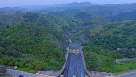 Sobrevuelo-Aéreo-Famosa-Represa-Bao-tavera-Con-Puente-Y-Hermoso-Paisaje-Montañoso-Exuberante-Durante-El-Día-De-Niebla