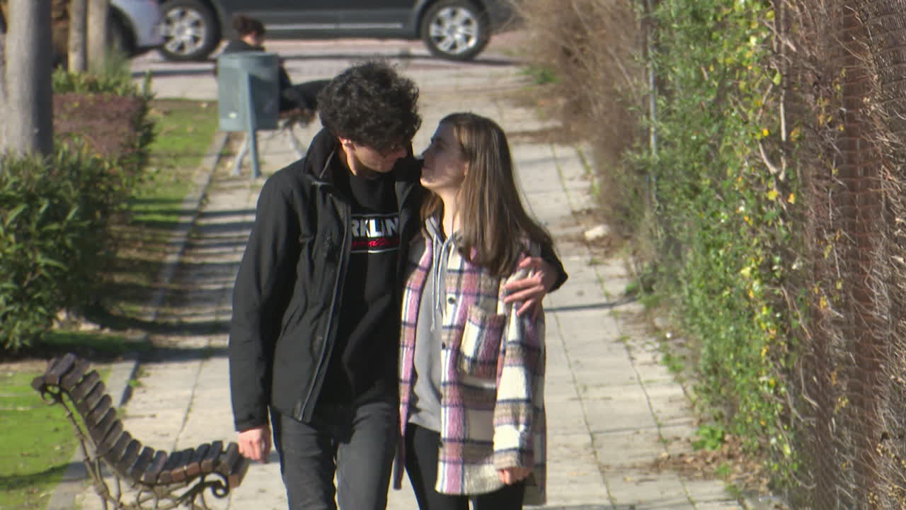 공원에서 산책하는 커플