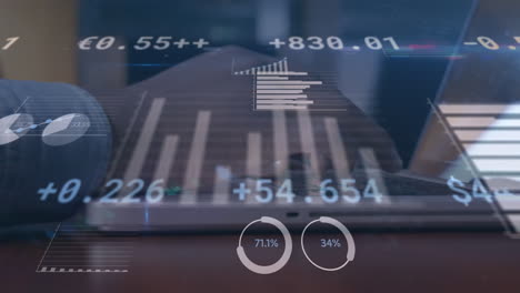 animación de datos financieros y gráficos sobre las manos de un hombre biracial usando una computadora portátil